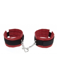 Красно-чёрные полиуретановые наручники Luxurious Handcuffs - Blush Novelties - купить с доставкой в Сергиевом Посаде