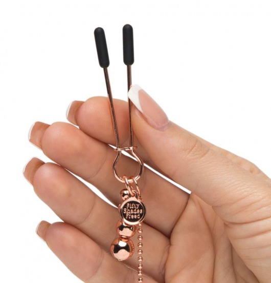 Золотистые зажимы для сосков и клитора All Sensation Nipple and Clitoral Chain - Fifty Shades of Grey - купить с доставкой в Сергиевом Посаде